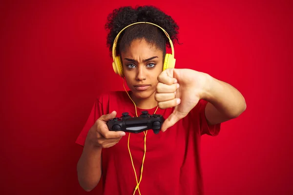 Afro Mujer Jugando Videojuego Con Joystick Auriculares Sobre Fondo Rojo — Foto de Stock