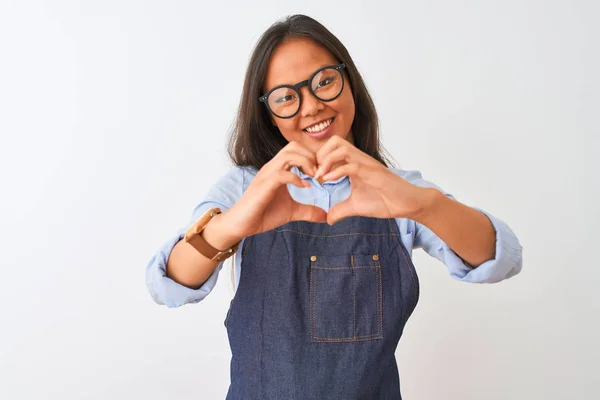 Jonge Mooie Chinese Vrouw Met Een Bril Schort Geïsoleerde Witte — Stockfoto