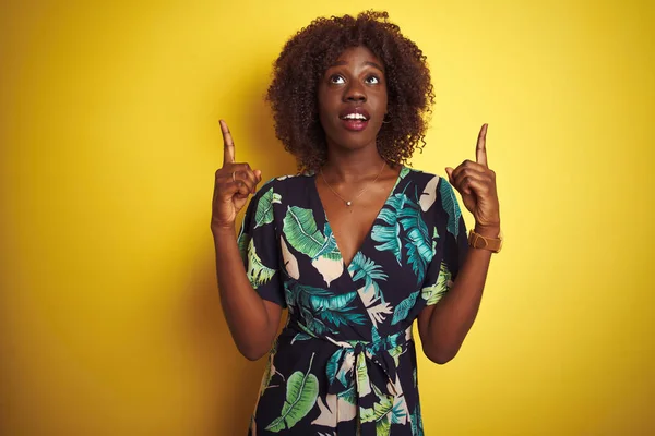 Junge Afrikanische Afro Frau Trägt Sommer Florales Kleid Über Isoliertem — Stockfoto