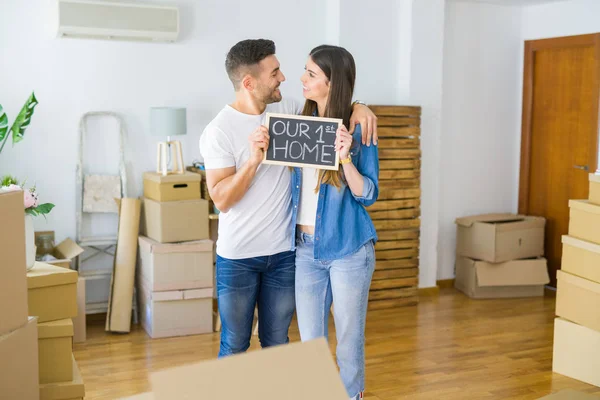 Mooi jong paar verhuizen naar een nieuw huis, glimlachend erg blij — Stockfoto