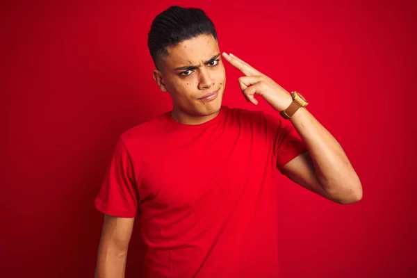 Νεαρός Βραζιλιάνος Που Φοράει Μπλουζάκι Στέκεται Πάνω Από Απομονωμένο Κόκκινο — Φωτογραφία Αρχείου
