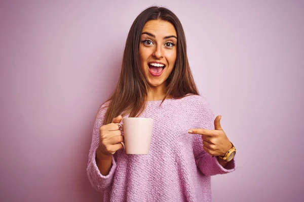 Jovem Bela Mulher Bebendo Xícara Café Sobre Fundo Rosa Isolado — Fotografia de Stock