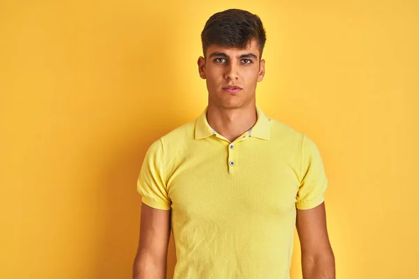 Hombre Indio Joven Con Polo Casual Pie Sobre Fondo Amarillo — Foto de Stock