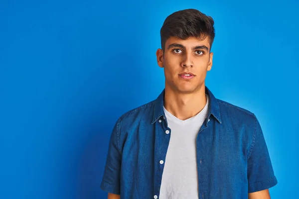 Homem Indiano Jovem Vestindo Camisa Sobre Fundo Azul Isolado Com — Fotografia de Stock