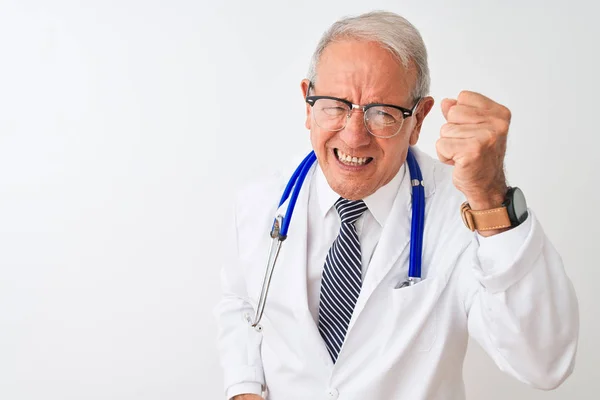 Steteskop Takan Yaşlı Kır Saçlı Doktor Öfkeli Öfkeli Öfkeliyken Öfkeli — Stok fotoğraf