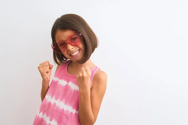 Jovem Menina Bonita Usando Camiseta Rosa Óculos Sol Sobre Fundo — Fotografia de Stock