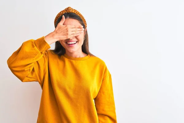 Mujer Hermosa Joven Con Suéter Amarillo Diadema Sobre Fondo Blanco — Foto de Stock