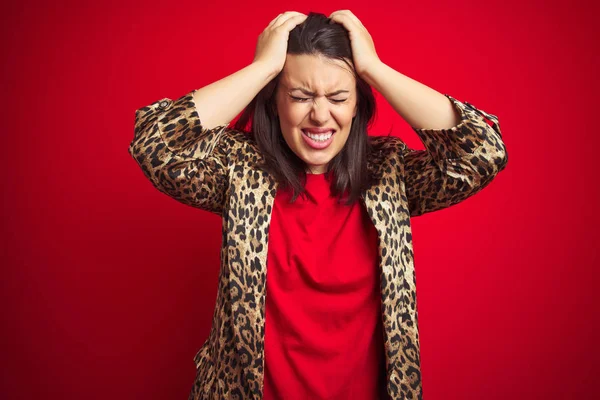 Junge Schöne Brünette Frau Trägt Eine Leopardenjacke Über Rotem Isoliertem — Stockfoto