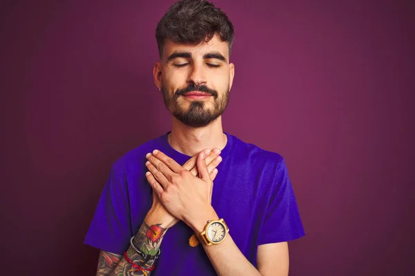 Joven Hombre Con Tatuaje Vistiendo Camiseta Pie Sobre Fondo Púrpura — Foto de Stock