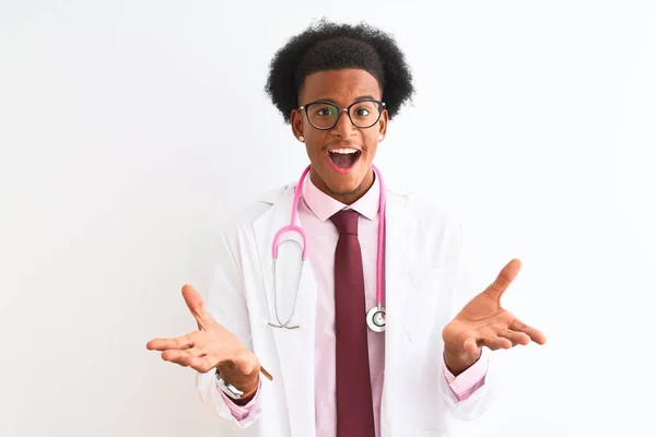 ピンクの聴診器を身に着けている若いアフリカ系アメリカ人医師は 片思いの白い背景の上にピンクの聴診器を身に着けています 勝者のコンセプト — ストック写真