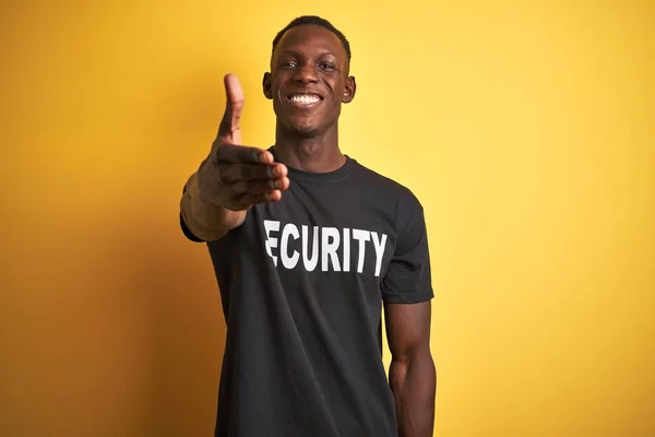 Africano Americano Homem Salvaguarda Vestindo Uniforme Segurança Sobre Fundo Amarelo — Fotografia de Stock