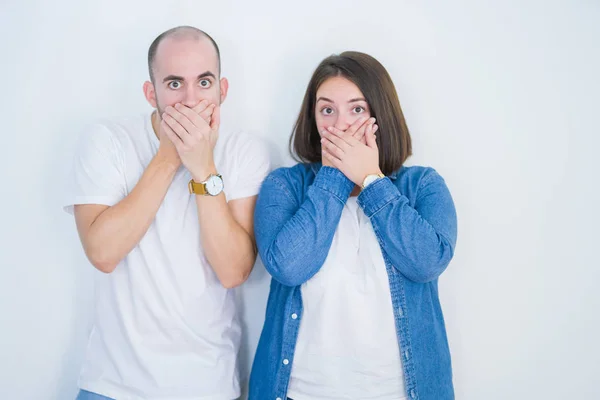 Pareja Joven Junta Sobre Fondo Blanco Aislado Sorprendió Cubriendo Boca —  Fotos de Stock