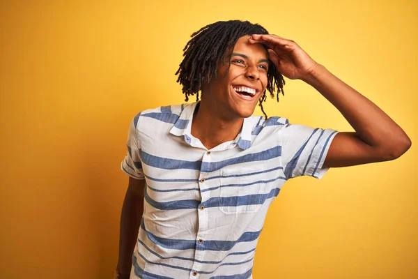 Sarı Arka Plan Üzerinde Çizgili Gömlek Giyen Afro Amerikan Bir — Stok fotoğraf