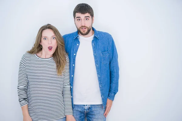 Jovem Belo Casal Juntos Sobre Fundo Isolado Branco Com Medo — Fotografia de Stock