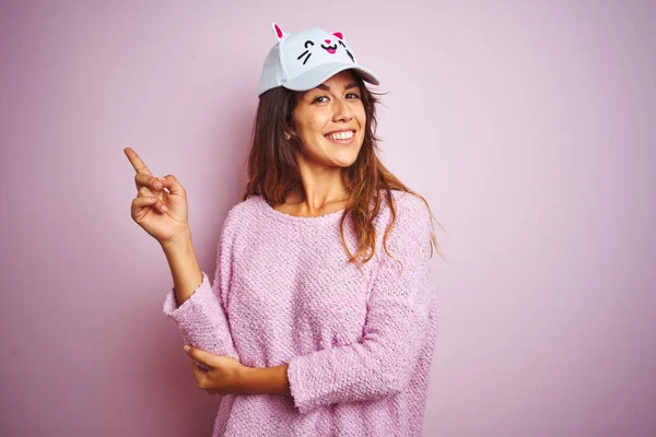 Νέα Όμορφη Γυναίκα Φορώντας Αστεία Καπέλο Γάτα Στέκεται Πάνω Από — Φωτογραφία Αρχείου
