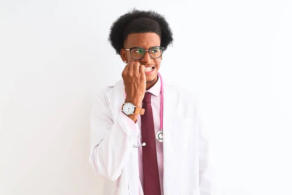 Mladý Africký Americký Lékař Muž Růžovém Stetoskopu Izolovaném Bílém Pozadí — Stock fotografie