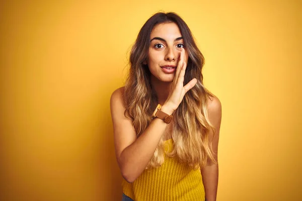 Sarıya Boyanmış Arka Planda Tişört Giyen Genç Güzel Bir Kadın — Stok fotoğraf