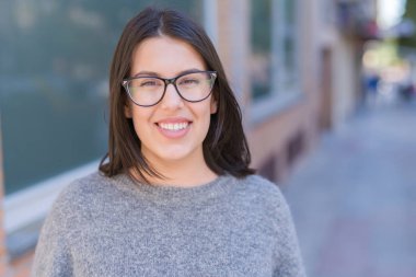 Genç güzel kadın giyen gözlük gülümsüyor emin yürüyüş 