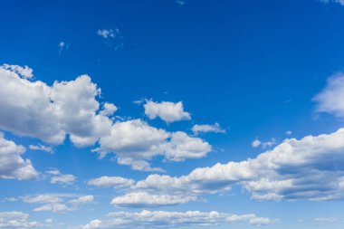 Kabarık bulutlar ile güneşli bir günde mavi gökyüzü