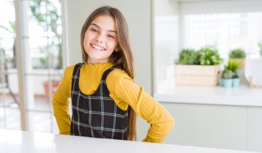 Kendinden emin ve ca için heyecanlıyım gülümseyen güzel genç kız çocuk