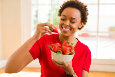 Taze strawb yeme afro saçlı güzel genç Afrika kadın