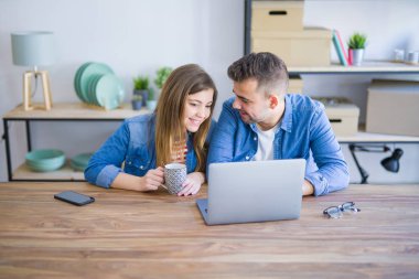 Genç çift rahatlatıcı bir kahve içme ve bilgisayar l kullanarak