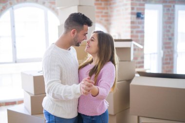 Aşık genç güzel çift bir n hareketli dans kutluyor