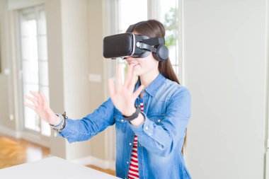 Sanal gerçeklik gözlük gülümseyen ve co giyen genç Asyalı kadın