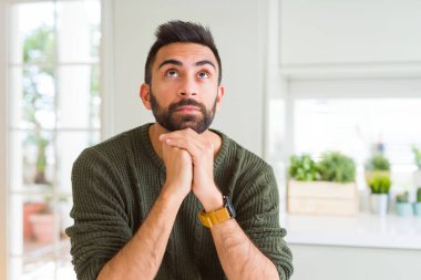 Yakışıklı adam şüphe hakkında karıştı düşünme, bir fikir sorgulama