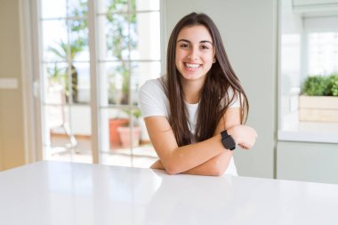 Güzel genç esmer kadın gülümseyen neşeli görünümlü