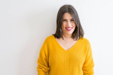 Güzel esmer genç kadın gülümseyen emin ve neşeli ov