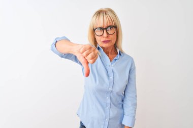 Orta yaşlı iş kadını zarif bir gömlek ve gözlük takıp izole edilmiş beyaz arka planda mutsuz ve kızgın görünüyor. Kötü ifade.
