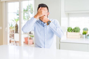 Yakışıklı İspanyol iş adamı. Gözleri ve ağzı kapalı, şaşırmış ve şok olmuş. Duygularını gizliyor.