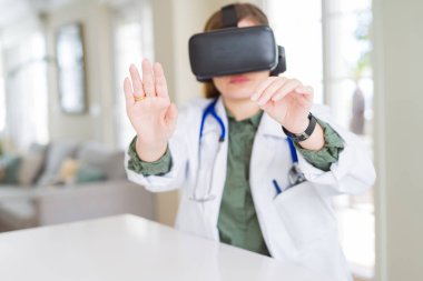 Doktor kadının cerrahi simülasyon sanal gerçeklik glas kullanarak yapması