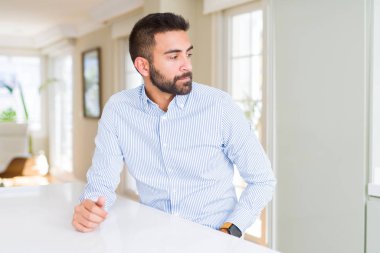 Yakışıklı İspanyol iş adamı. Taraf arıyor, rahat poz veriyor. Kendine güvenen bir gülümsemesi var..