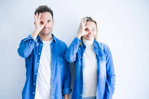 Jovem Casal Bonito Vestindo Camisa Jeans Sobre Fundo Branco Isolado — Fotografia de Stock