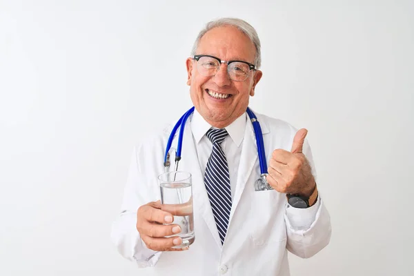 Senior Uomo Medico Dai Capelli Grigi Bere Bicchiere Acqua Sfondo — Foto Stock