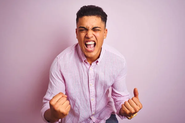 Young Brazilian Man Wearing Shirt Standing Isolated Pink Background Very — Stock Photo, Image