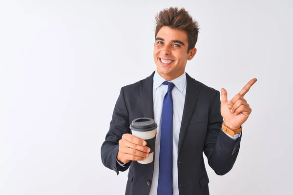 Jonge Knappe Zakenman Draagt Pak Houden Koffie Geïsoleerde Witte Achtergrond — Stockfoto