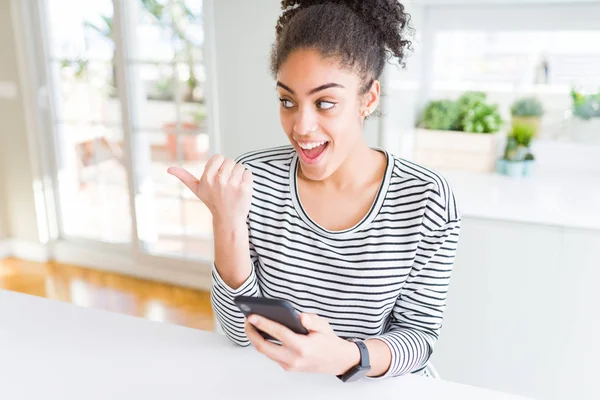 Jovem Afro Americana Usando Smartphone Enviando Uma Mensagem Apontando Mostrando — Fotografia de Stock