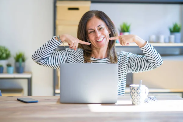 Mujer Mayor Mediana Edad Sentada Mesa Casa Trabajando Usando Computadora — Foto de Stock