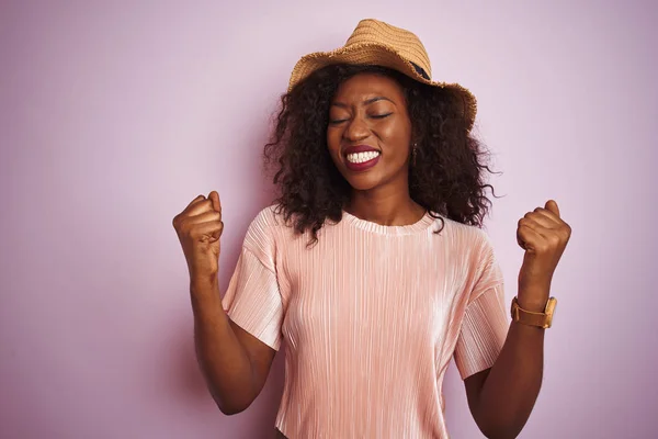 Młoda Afroamerykanka Ubrana Koszulkę Kapelusz Odizolowanym Różowym Tle Bardzo Szczęśliwa — Zdjęcie stockowe