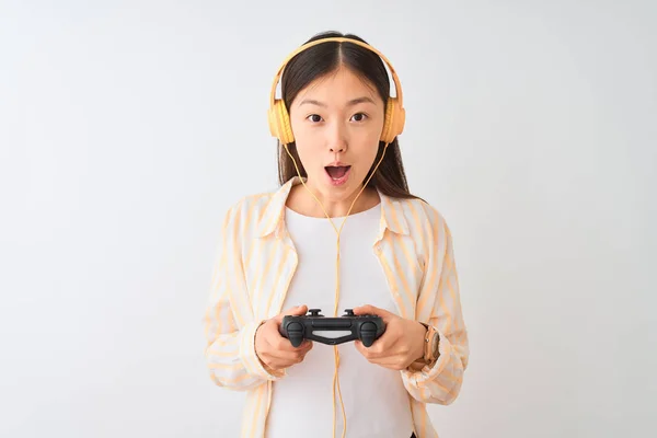 Chino Gamer Mujer Jugando Video Juego Usando Auriculares Sobre Aislado — Foto de Stock