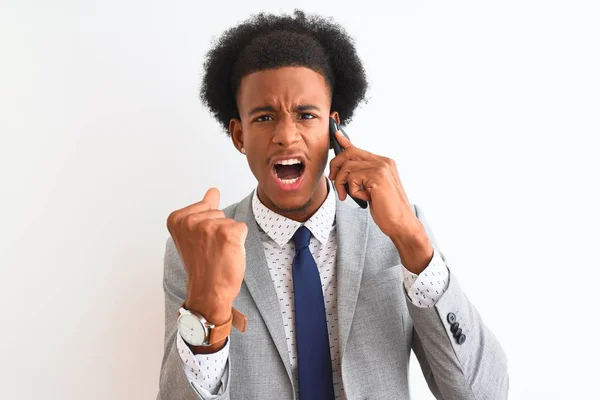 Africano Americano Empresário Falando Smartphone Sobre Isolado Fundo Branco Irritado — Fotografia de Stock