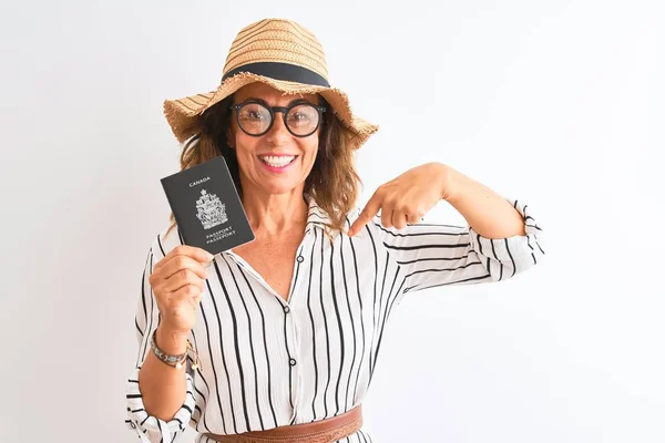 Mujer Turista Mayor Con Pasaporte Canadiense Sobre Fondo Blanco Aislado —  Fotos de Stock