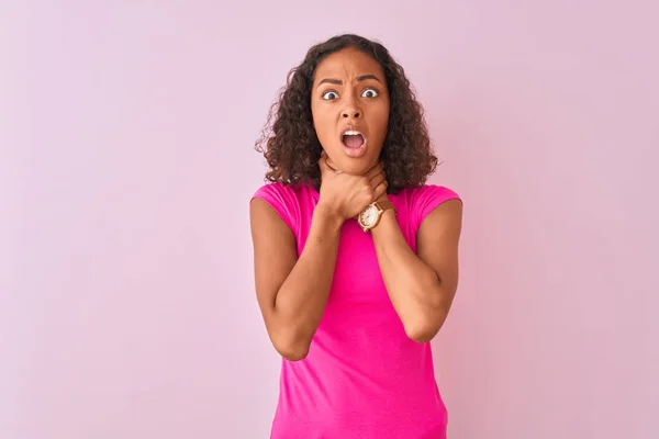 Jonge Braziliaanse Vrouw Met Een Shirt Een Geïsoleerde Roze Achtergrond — Stockfoto