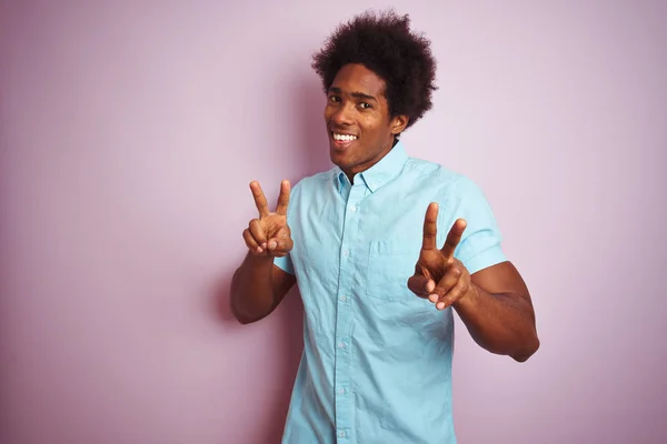 Jeune Homme Américain Avec Des Cheveux Afro Portant Chemise Bleue — Photo