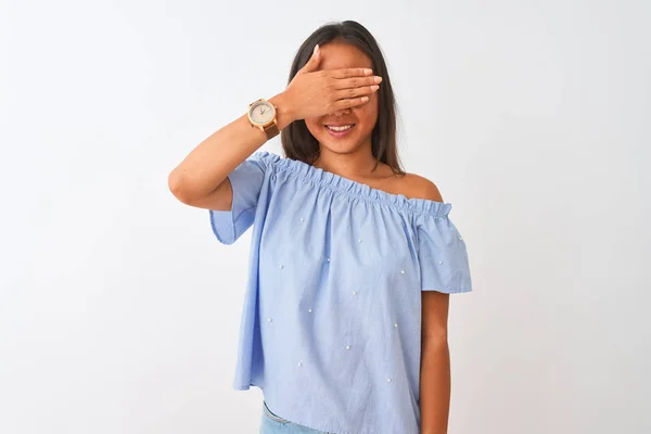Mladá Číňanka Modrém Tričku Brýlích Izolovaném Bílém Pozadí Usmívala Smála — Stock fotografie