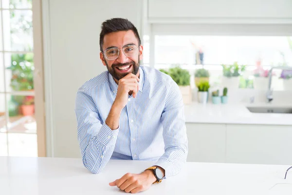 Hombre de negocios guapo con gafas y sonriente alegre con —  Fotos de Stock