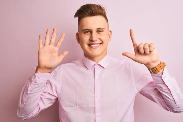 Jovem Empresário Bonito Vestindo Camisa Elegante Sobre Fundo Rosa Isolado — Fotografia de Stock